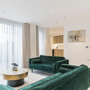 Apartment Luxury Spacious Flat With Communal Gardens And Parking, London